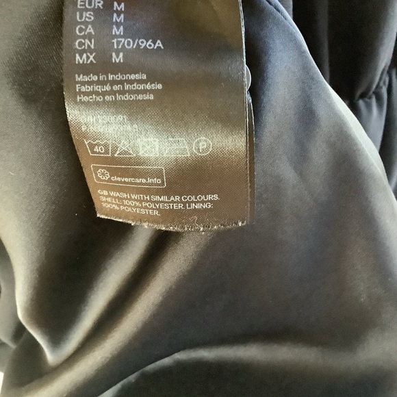 Med LBD flattering flowy dress Pleated & ruffle details + v neck - Picture 6 of 6